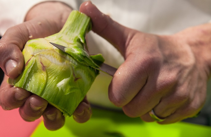 שף עידו זרמי - מבט מקרוב על חיתוך ארטישוק בסכין ירקות
