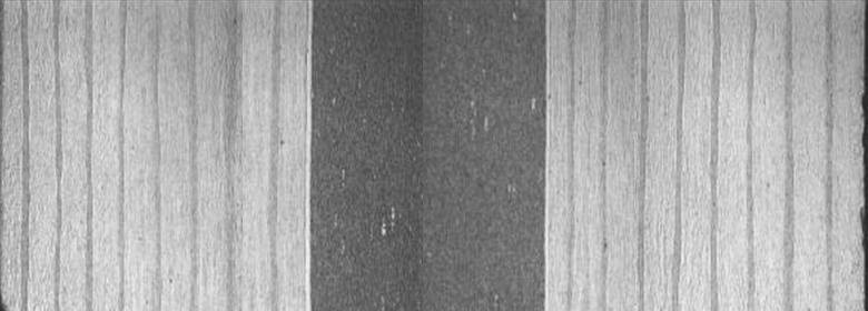 תמונת חתך להב סכין מפלדת דמשק - תחת הגדלת מיקרוסקופ X 100. ליבת פלדה VG-10 עטופה 18 שכבות פלדה רכה וקשה מכל צד היוצרות גוש פלדת דמשק בן 37 שכבות