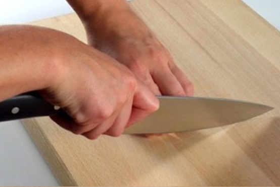 אחיזה נכונה של חומר הגלם הנחתך בסכין - שלב שלישי