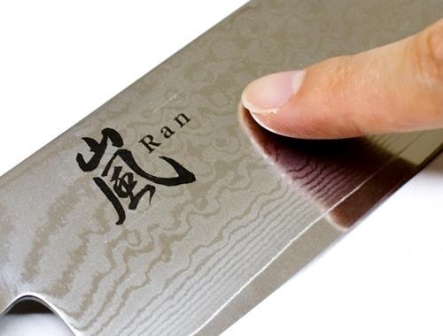 לוגו RAN מעטר את להב סכיני הסדרה מתוצרת יקסל יפן