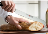 סכין משור משונן בפעולה - פורס לחם