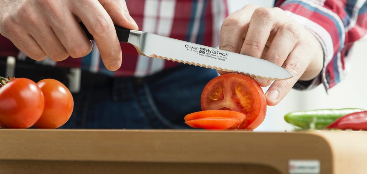 סכין עגבנייה 4110 מסדרת Classic של ווסטהוף דרייצק בפעולה